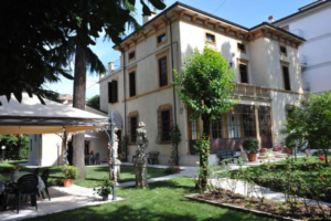 VILLA GLORIA – Elegante appartamento in villa con giardino e parcheggio